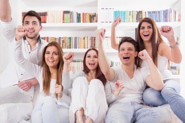 Arkadaşlar oyun üzerinde tezahürat tv izlerken