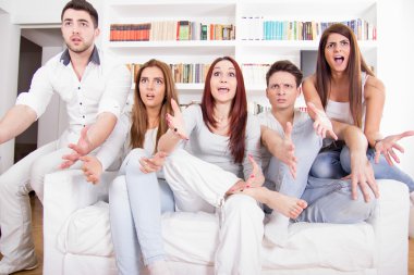 insanlar izlerken TV'de kaybetme onların favori takım