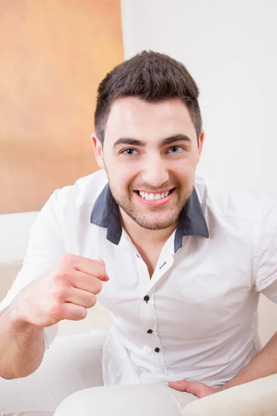 Homem rindo e mostrando seu punho — Fotografia de Stock