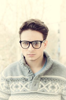 mannelijk model in trui met glazen buitenshuis