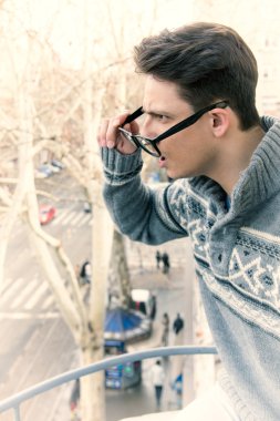 genç adam gözlük ve kahve sürpriz yaptı.