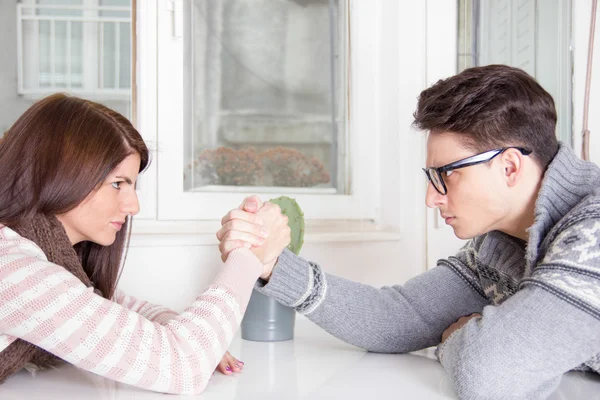 Arm wrestling challenge between a young couple — Stock Photo, Image