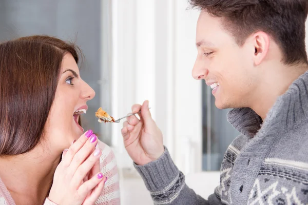 Man feeding woman with dessert — Stock Photo, Image
