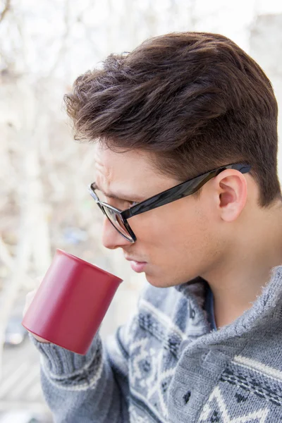 Człowiek w okularach picia kawy — Zdjęcie stockowe