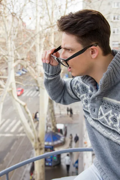 Förvånad man med glasögon och fika i hans hand standin — Stockfoto