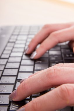 laptop klavye üzerinde tipik bir iş kadını elinde