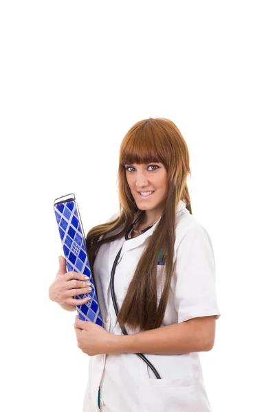 Jovem sorridente médico feminino praticante em uniforme branco — Fotografia de Stock