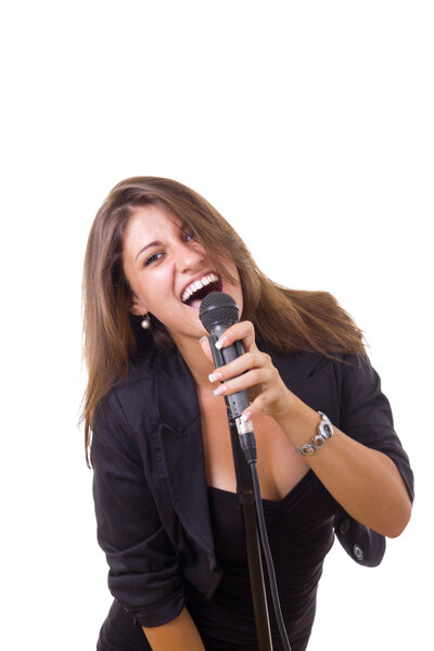 великолепная женщина в черном платье держит микрофон и поет
