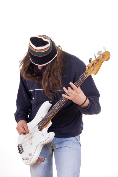 Uomo con cappuccio e basso chitarra — Foto Stock