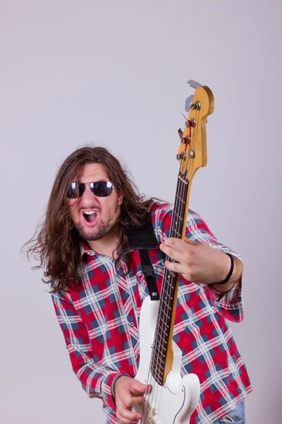 Ember-arc kifejezése játszik elektromos basszusgitár — Stock Fotó