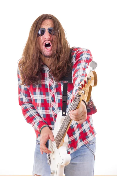 Uomo con espressione facciale con occhiali da sole suonare basso elettrico g — Foto Stock