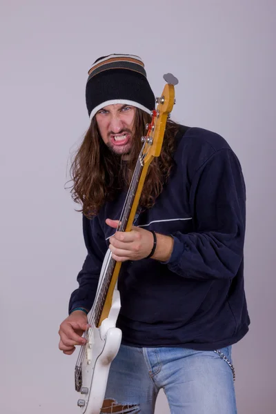 Fiatal ember, basszusgitár — Stock Fotó
