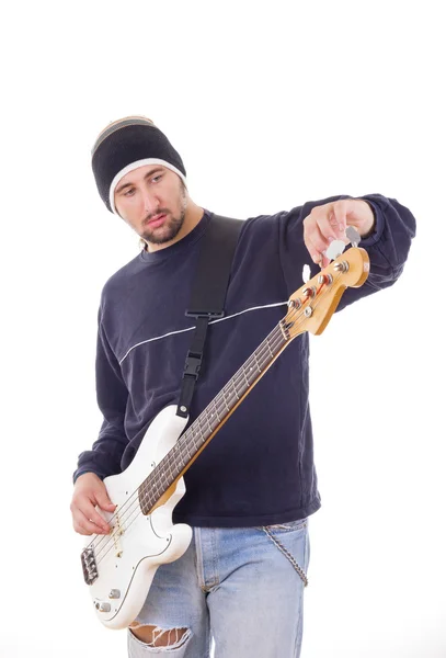Człowiek strojenie gitary z korekty — Zdjęcie stockowe