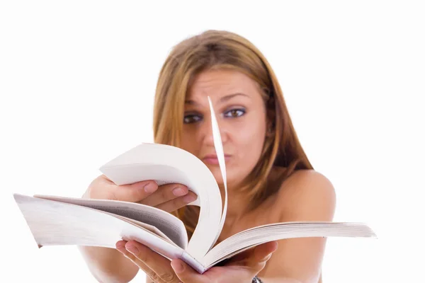 Studentessa flipping un libro — Foto Stock