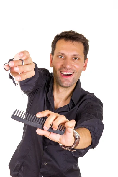 Cabeleireiro sorridente trabalhando com tesoura e pente — Fotografia de Stock
