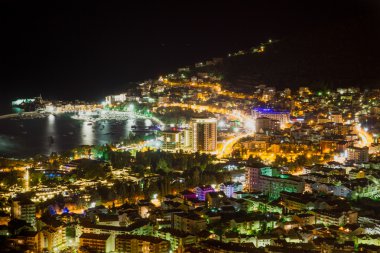 gece sahne Karadağ denizde şehir panoraması