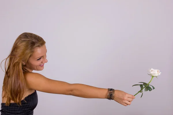 Jovem atraente com rosa branca — Fotografia de Stock