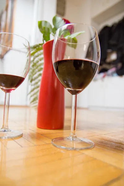 Dos copas de vino y rosa roja —  Fotos de Stock