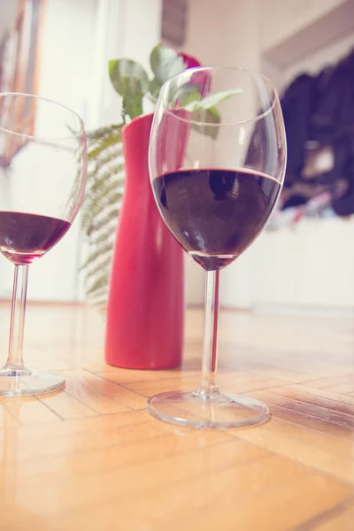 Два бокала вина и роза в вазе — стоковое фото