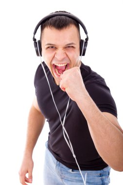 neşeli adam kulaklık ile müzik dinlemek