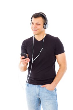 adam yere telefon kulaklık ile radyo dinleme