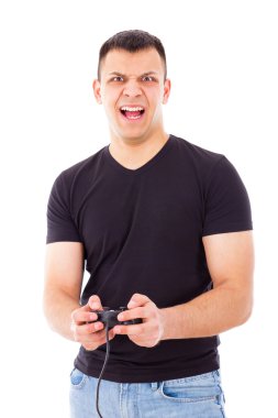 yakışıklı adam elinde joystick ile bilgisayar oyunu oynamak vurguladı