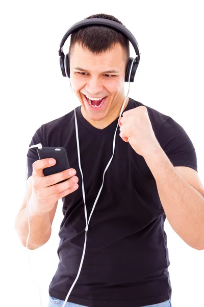 Homem ouvindo playlist no telefone móvel usando fones de ouvido — Fotografia de Stock