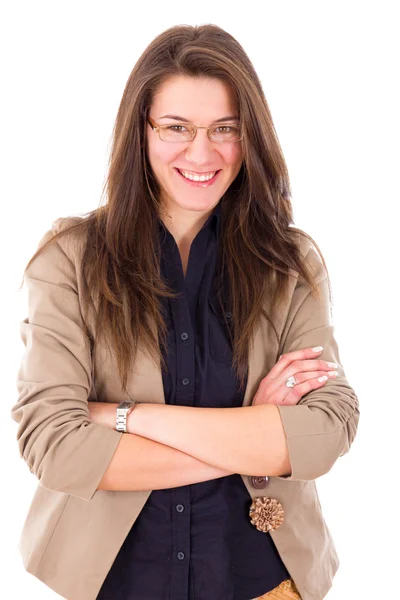 Sorridente giovane donna con gli occhiali posa con le braccia incrociate — Foto Stock