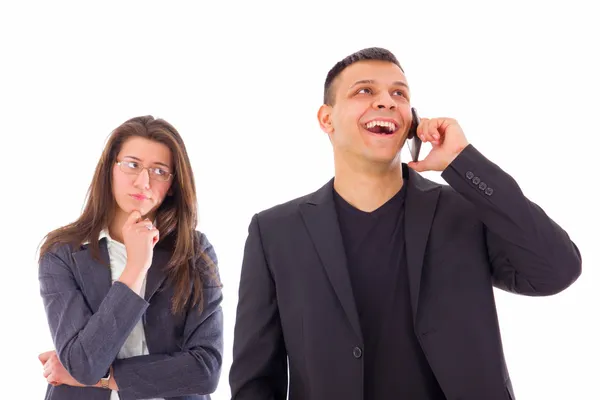 Jaloers vrouw op zoek naar haar man praten over de telefoon — Stockfoto