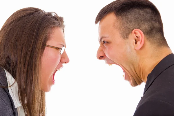 Casal jovem brigando e gritando uns com os outros — Fotografia de Stock