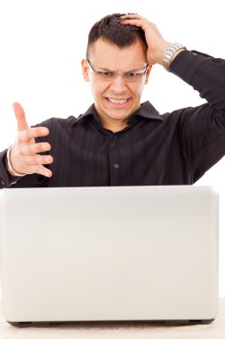 Casual adam gözlüklü laptop arıyorum vurguladı.