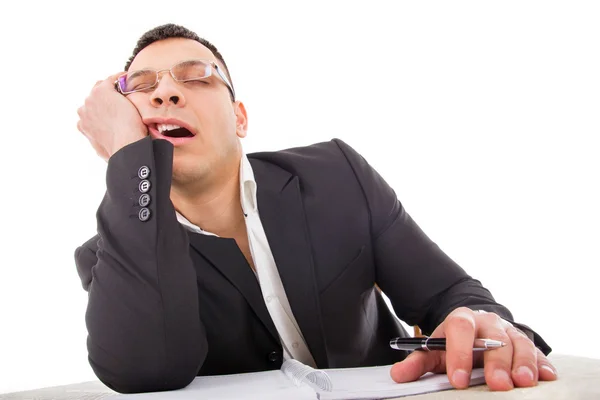 Empresário exausto dormindo em sua mesa bocejando — Fotografia de Stock