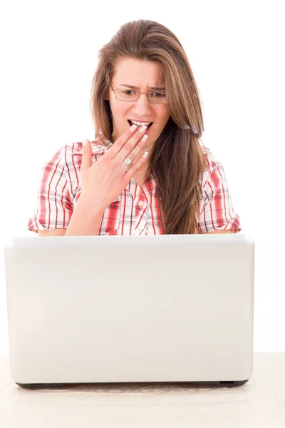 Chockad kvinna med bärbar dator — Stockfoto