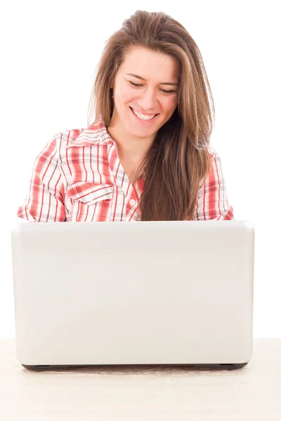 Mujer sonriente en una camisa roja con portátil — Foto de Stock