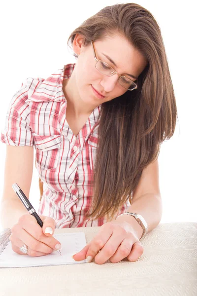 Student tjej bär glasögon med penna och anteckningsbok — Stockfoto