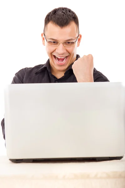 Homem de sucesso na camisa olhando para laptop — Fotografia de Stock