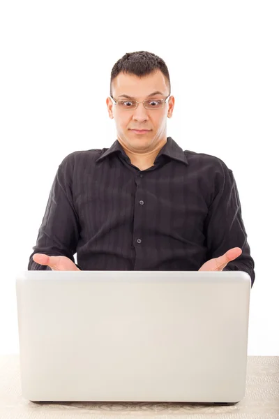 Verrast casual man met bril kijken naar laptop — Stockfoto