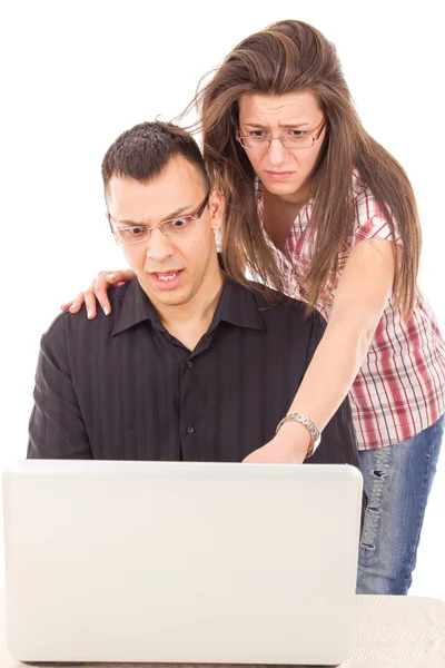 Uomo e donna sorpreso guardando il computer portatile — Foto Stock