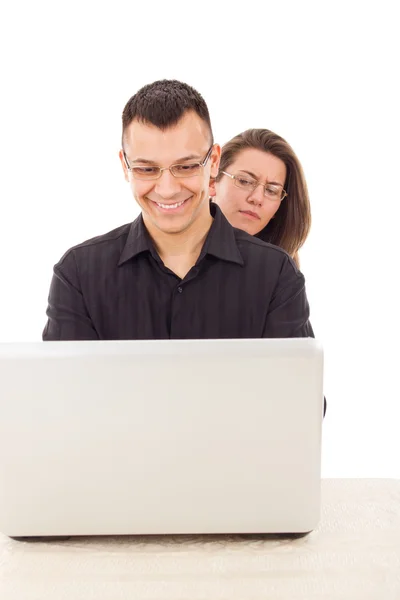 Vrouwen mannen bespioneren tijdens het chatten via het internet — Stockfoto