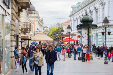 kalabalık alışveriş caddesi üzerinde anonim insanlar