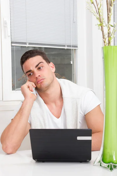 Focused casual man talking on mobile phone — Stock Photo, Image