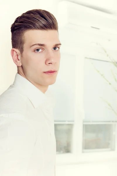 Modelo masculino con corte de pelo moderno posando —  Fotos de Stock