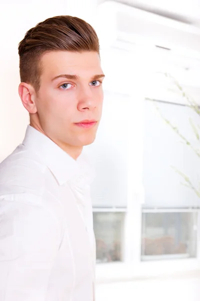 Mladý mužský model s moderní účes pózuje — Stock fotografie