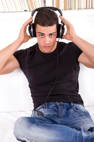 Atraente homem bonito com fones de ouvido — Fotografia de Stock