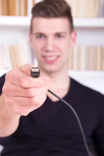Man anläggningen svart USB-kabel — Stockfoto