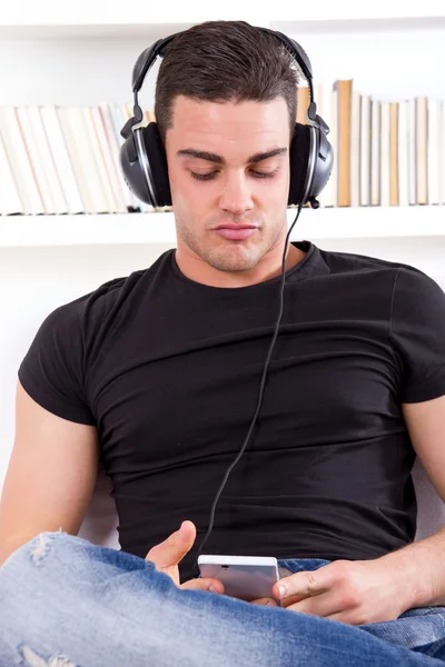 Homem ouvindo música com fone de ouvido — Fotografia de Stock