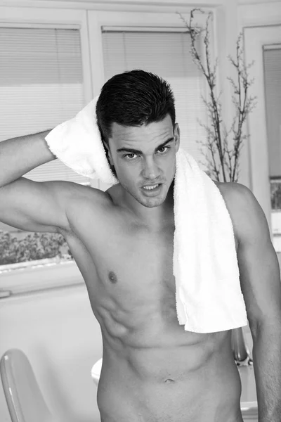 Sexy muž s nahou hruď sušení vlasy ručníkem — Stock fotografie