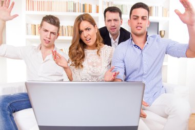 Geçici grup rehine lapto arıyor kanepede oturan arkadaşlar