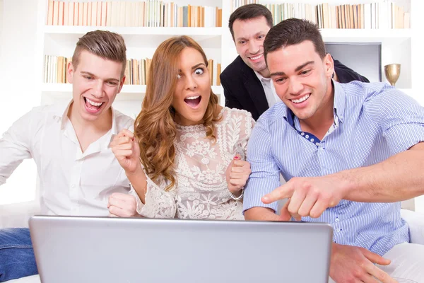 Grupo jovem casual de amigos assistindo e aplaudindo juntos em — Fotografia de Stock