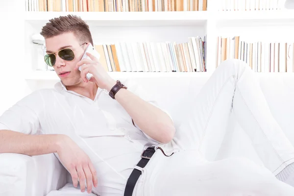 Moda uomo indossa occhiali da sole parlando al telefono rilassato indo — Foto Stock